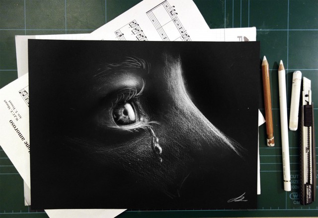 eye-sketch-on-black-paper-4.jpg